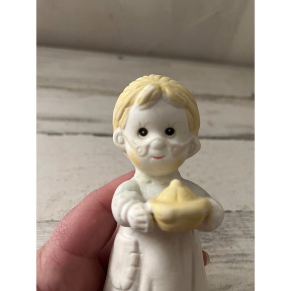 Precious Grandma porcelain figurine - Picture 4 of 6